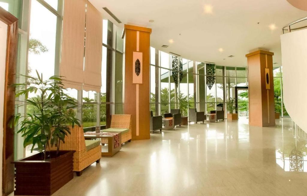 Hotel Luwansa Паланкарая Экстерьер фото