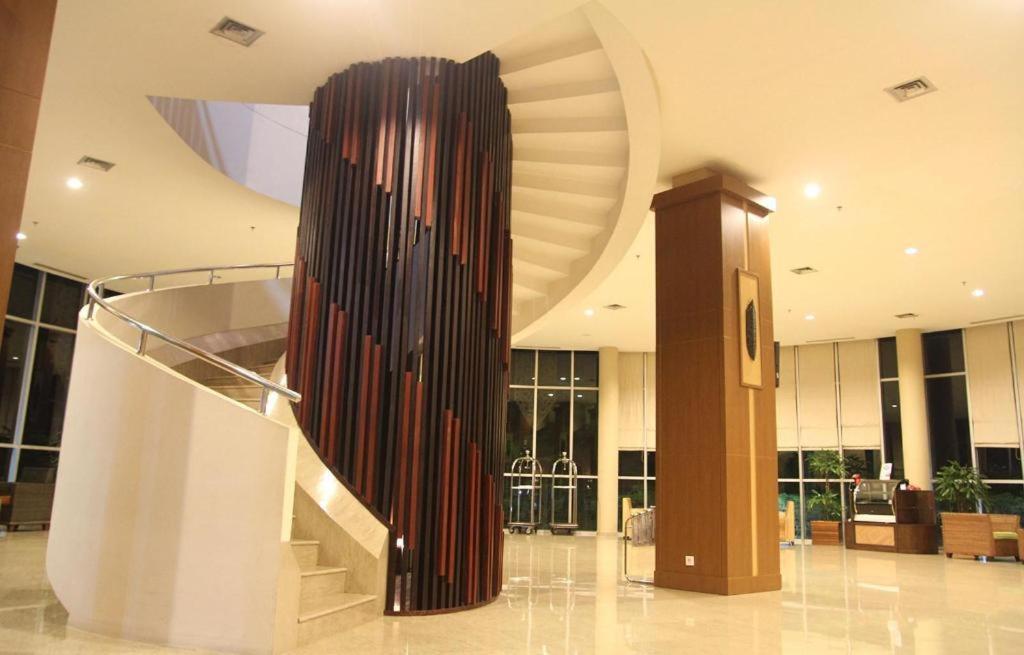 Hotel Luwansa Паланкарая Экстерьер фото