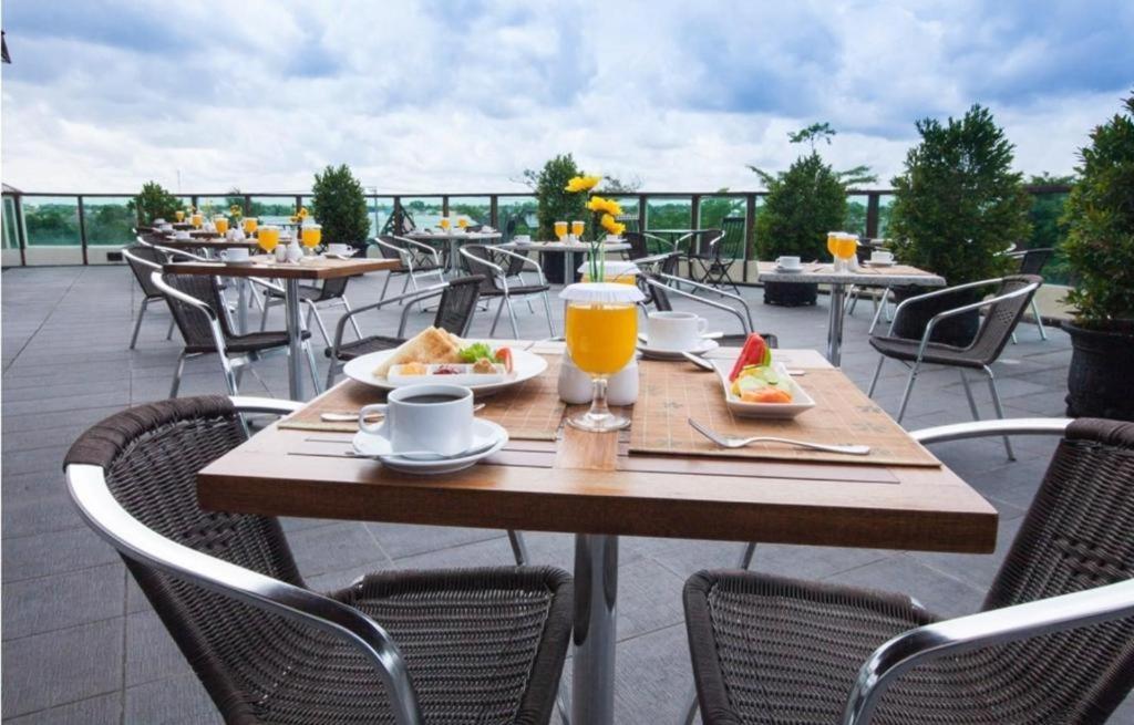 Hotel Luwansa Паланкарая Экстерьер фото